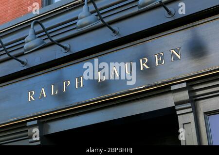 Un logo à l'extérieur d'un magasin Ralph Lauren à Washington, D.C., a été intégré et fermé le 9 mai 2020. Banque D'Images