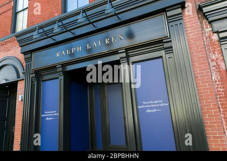 Un logo à l'extérieur d'un magasin Ralph Lauren à Washington, D.C., a été intégré et fermé le 9 mai 2020. Banque D'Images