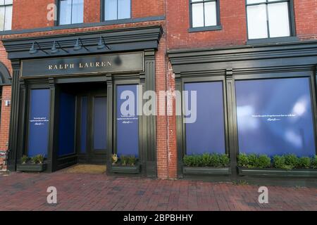 Un logo à l'extérieur d'un magasin Ralph Lauren à Washington, D.C., a été intégré et fermé le 9 mai 2020. Banque D'Images