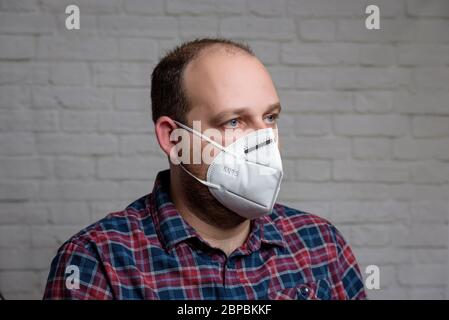 Jeune homme portant un masque médical de protection KN-95. Prévention de la propagation du virus et épidémie, masque protecteur de bouche. Maladies, grippe, air Banque D'Images