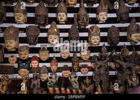 Masques en bois sculpté en vente à Mandalay, Myanmar Banque D'Images