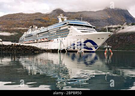 Un bateau de croisière amarré à la marina et au terminal de bateaux de Whittier sur le canal passage à Prince William Sound, Whittier, Alaska. Banque D'Images