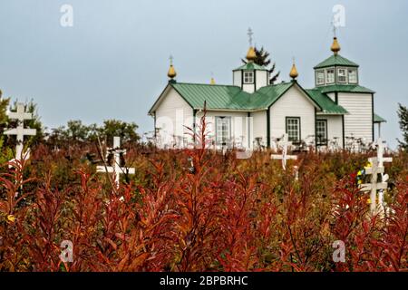 Les couleurs d'automne entourent la Sainte Transfiguration de notre chapelle du Seigneur, église orthodoxe russe historique sur la péninsule de Kenai à Ninilchik, en Alaska. Banque D'Images