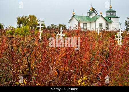 Les couleurs d'automne entourent la Sainte Transfiguration de notre chapelle du Seigneur, église orthodoxe russe historique sur la péninsule de Kenai à Ninilchik, en Alaska. Banque D'Images