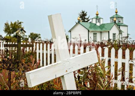 Les couleurs d'automne entourent la Sainte Transfiguration de notre chapelle du Seigneur, église orthodoxe russe historique sur la péninsule de Kenai à Ninilchik, en Alaska. Banque D'Images