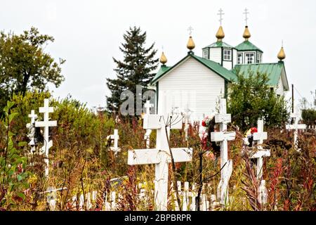 Les couleurs d'automne entourent la Sainte Transfiguration de notre chapelle du Seigneur, église orthodoxe russe historique sur la péninsule de Kenai à Ninilchik, en Alaska. Banque D'Images