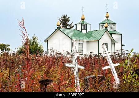 Les couleurs d'automne entourent la Sainte Transfiguration de notre chapelle du Seigneur, église orthodoxe russe historique sur la péninsule de Kenai à Ninilchik, en Alaska. Banque D'Images