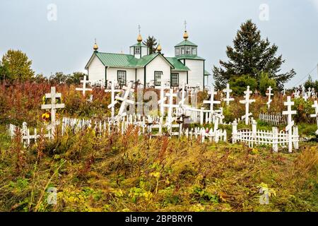 Les couleurs d'automne entourent la Sainte Transfiguration de notre chapelle du Seigneur, église orthodoxe russe historique sur la péninsule de Kenai à Ninilchik, en Alaska. Banque D'Images