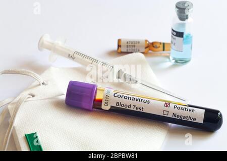 Tube d'échantillon sanguin avec test positif pour COVID-19 ou nouveau coronavirus SRAS-COV-2 Banque D'Images