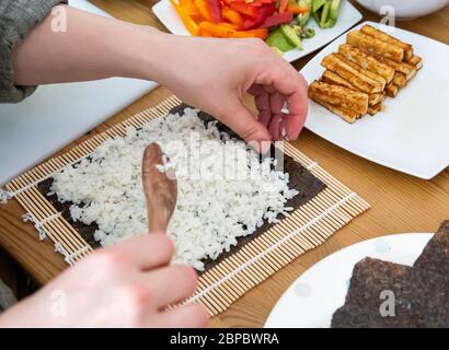 Préparation des petits pains à sushis au tofu végétalien Banque D'Images