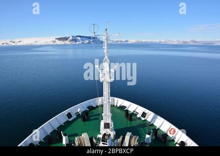 Le navire de croisière et le navire de recherche Akademik Sergueï Vavilov dans l'archipel Svalbard dans l'Arctique norvégien. Banque D'Images