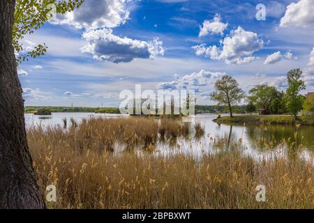 Lac Adamov dans l'ouest de la Slovaquie près de la ville de Gbakely Banque D'Images