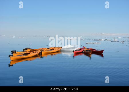 Kayaks sur un miroir calme jour près d'Alkefjellet dans le détroit de Hinlopen à Svalbard. Banque D'Images