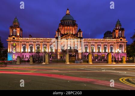 Belfast City Hall Éclairé de nuit, Belfast, Irlande du Nord, Royaume-Uni Banque D'Images