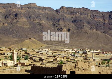 Le village traditionnel de Tamnougalt construit en boue dans une oasis couverte de palmiers dans la vallée du Draa au sud du Maroc Banque D'Images