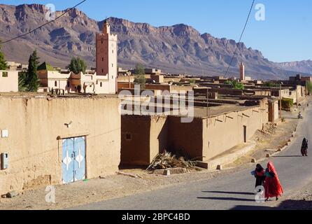 Le village traditionnel de Tamnougalt construit en boue dans une oasis couverte de palmiers dans la vallée du Draa au sud du Maroc Banque D'Images