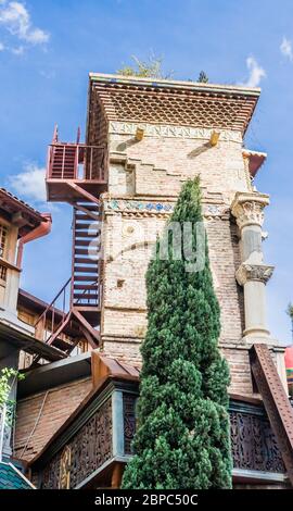 Tour de l'horloge de chute du théâtre de marionnettes Rezo Gabriadze dans la vieille ville de Tbilissi. Géorgie Banque D'Images