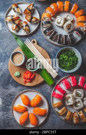 Rouleaux de sushi et ensembles. La nourriture japonaise Vue de dessus. Banque D'Images