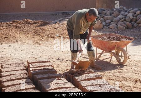 Fabrication de briques adobe à n'Kob dans la vallée de Draa, au sud du Maroc Banque D'Images