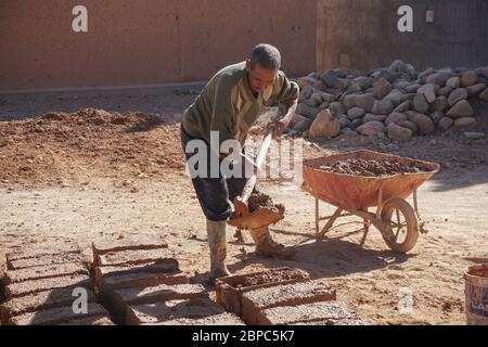 Fabrication de briques adobe à n'Kob dans la vallée de Draa, au sud du Maroc Banque D'Images