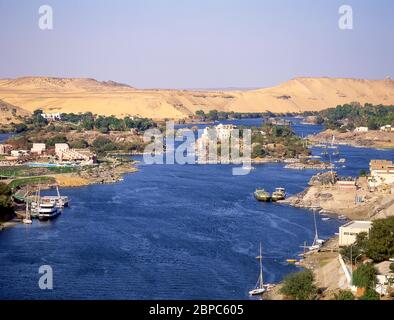 Vue sur les hôtels de l'île d'Assouan, face au Nil, Assouan, gouvernorat d'Assouan, République d'Égypte Banque D'Images