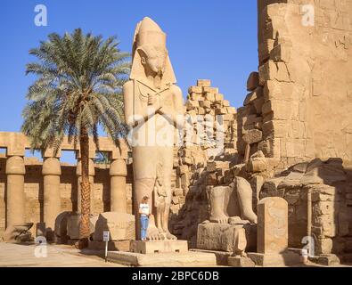 Statue colossale de Ramses II, complexe du temple de Karnak, El-Karnak, près de Louxor, gouvernorat de Karnak, République d'Égypte Banque D'Images