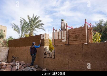 Fabrication d'un mur en technique de terre ramée à Skoura, Maroc Banque D'Images