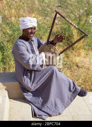 Homme local jouant un instrument de musique à cordes, Louxor, gouvernorat de Louxor, République d'Égypte Banque D'Images