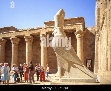 Statue d'Horus dans la cour du Temple d'Horus, Edfu, gouvernorat d'Assouan, Égypte Banque D'Images