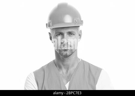 homme en casque. porter un casque de construction sur le chantier. Constructeurs vêtus d'un gilet de protection et d'un casque. Travailleur de la construction isolé sur blanc. Technicien qualifié en casque de sécurité. Travail social. Banque D'Images