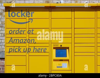 Amazon Locker est un kiosque en libre-service pour la collecte en toute sécurité des commandes en ligne, Amazon.com, Inc a été fondée par Jeff Bezos en juillet 1994 Banque D'Images