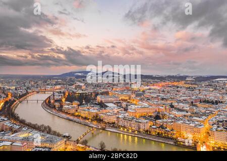 Vue aérienne par drone du nord de Salzbourg et du parc mirabelle au bord de la rivière Salzach en hiver enneigé pendant l'heure du coucher du soleil Banque D'Images