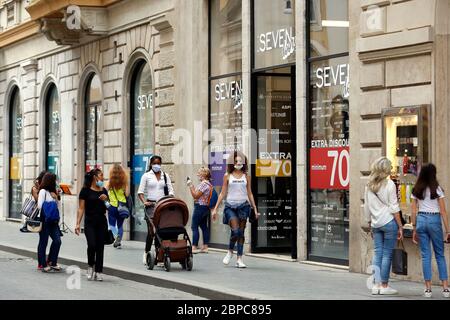 Roma, Italie. 18 mai 2020. Roma 18 mai 2020. Covid-19 Italie détend encore plus le verrouillage. Aujourd'hui, un décret du Conseil des ministres permettra à presque toutes les activités de rouvrir. Magasins de vêtements, centres commerciaux, coiffeur et églises pour les services religieux. Photo Samantha Zucchi Insidefoto Credit: Insidefoto srl/Alay Live News Banque D'Images