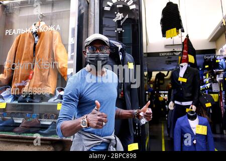 Roma, Italie. 18 mai 2020. Roma 18 mai 2020. Covid-19 Italie détend encore plus le verrouillage. Aujourd'hui, un décret du Conseil des ministres permettra à presque toutes les activités de rouvrir. Magasins de vêtements, centres commerciaux, coiffeur et églises pour les services religieux. Photo Samantha Zucchi Insidefoto Credit: Insidefoto srl/Alay Live News Banque D'Images