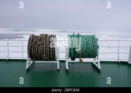 Les cordes d'un navire sur le pont de l'Akademik Sergueï Vavilov, un navire de recherche russe affrété par une compagnie de croisière, à Svalbard. Banque D'Images