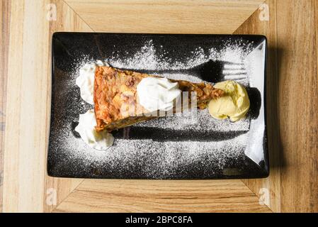 Gâteau succulent aux noix et à la glace Banque D'Images