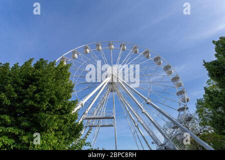 Roue ferris vide avec un ciel bleu en arrière-plan. Banque D'Images