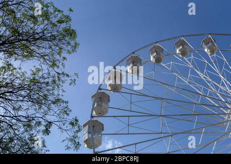 Roue ferris vide avec un ciel bleu en arrière-plan. Banque D'Images