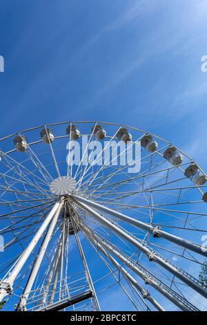 Roue ferris vide avec un ciel bleu en arrière-plan. Banque D'Images