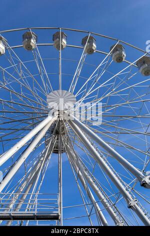 Roue ferris vide avec un ciel bleu en arrière-plan. Banque D'Images