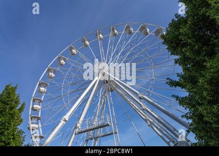 Roue ferris vide avec un ciel bleu en arrière-plan. Banque D'Images