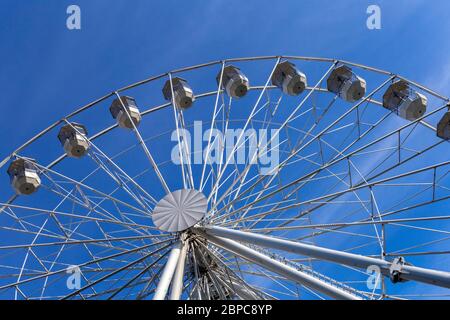 Roue ferris vide avec un ciel bleu en arrière-plan. Banque D'Images