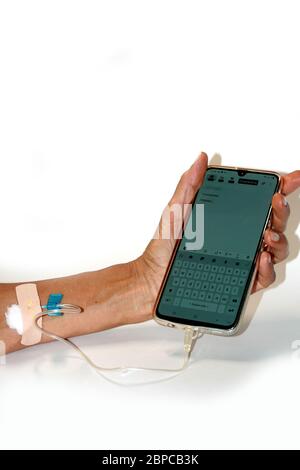 Dropping medicine Smartphone. Un compte-gouttes dans un homme de main. Banque D'Images