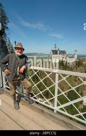 Homme bavarois sur Mary's Bridge près de château de Neuschwanstein Banque D'Images