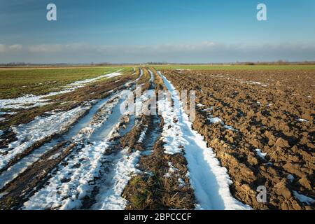 Givre et un peu de neige sur une route de campagne, vue par un jour ensoleillé Banque D'Images