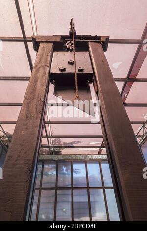 Modèle de la vieille guillotine dans les vestiges de guerre Musée de la torture Chambre, Ho Chi Minh ville (anciennement Saigon), Vietnam Banque D'Images