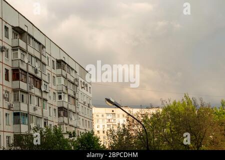 Panneaux soviétiques avant la tempête. Nuages sur des maisons à plusieurs étages. Banque D'Images