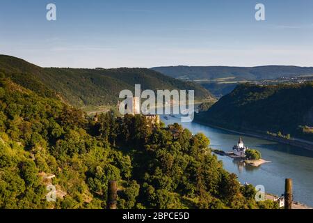 Château de Gutenfels et château de Pfalzgrafenstein au crépuscule, Kaub, Allemagne Banque D'Images