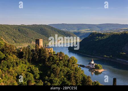 Château de Gutenfels et château de Pfalzgrafenstein au crépuscule, Kaub, Allemagne Banque D'Images