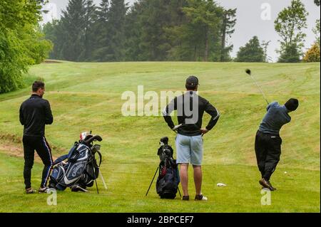 Clonakilty, West Cork, Irlande. 18 mai 2020. Le Clonakilty Golf Club a rouvert aujourd'hui dans le cadre de la sortie du Covid-19 Lockdown. Sean Ryan, Ross Mannix et Owen DeEasy ont profité du premier jour de retour aux fairways tout en conservant leurs distances sociales. Crédit : AG News/Alay Live News Banque D'Images